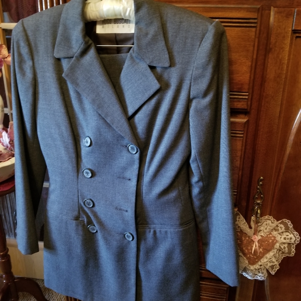 Gorgeous Hugo Buscati Milano gray wool suit